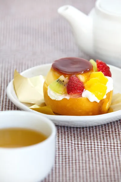 Roll cake and fruits pudding — Stock Photo, Image