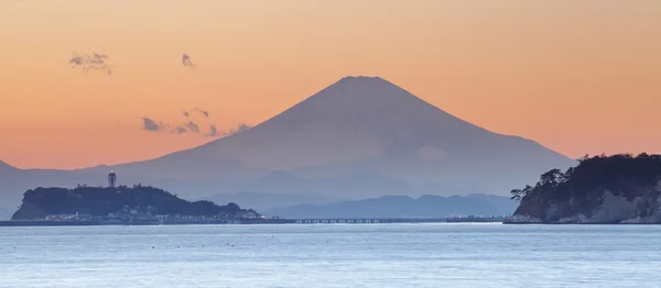 Berg Fuji en zee in zonsondergang — Stockfoto