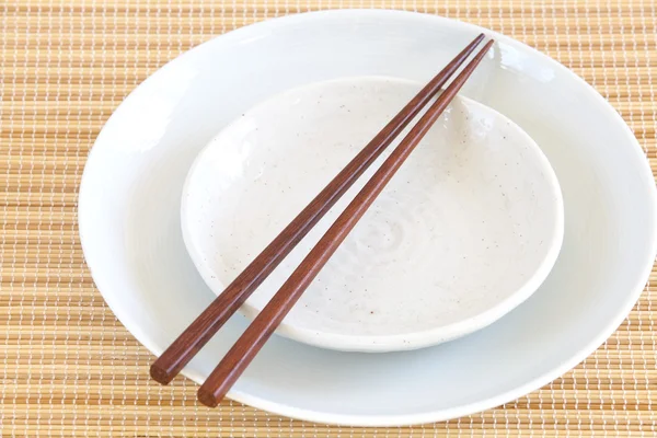 Пустая белая тарелка с палочками — стоковое фото