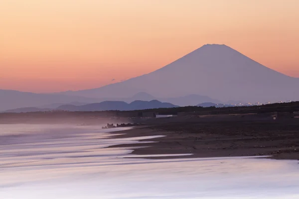 Berget Fuji och havet i solnedgången — Stockfoto