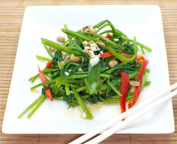 Fried ıspanak biber ve soya sosu ile