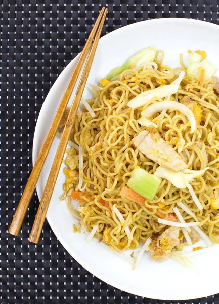 Fideos en el tazón. Chino — Foto de Stock