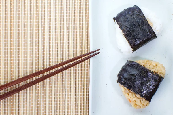 Japanse keuken, rijst ballen onigiri — Stockfoto