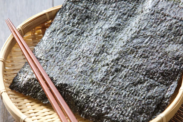 Nori, algas japonesas comestibles —  Fotos de Stock