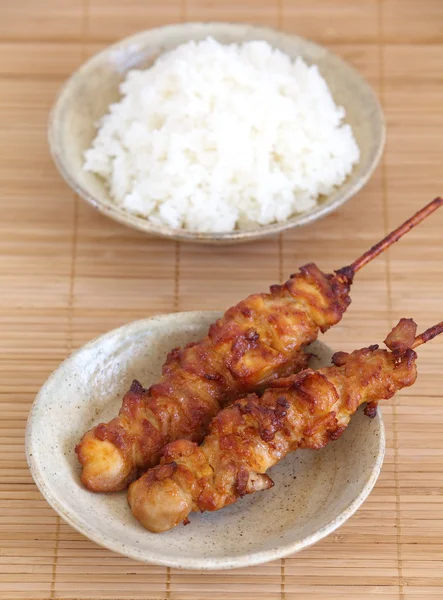 Куриный сатай с рисом — стоковое фото