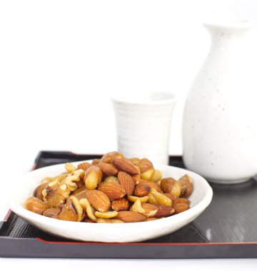 Japon sake ile Mix fındık 