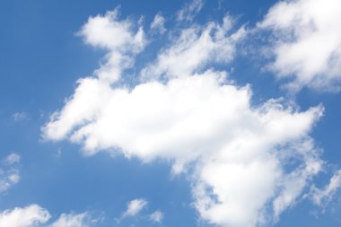 Mavi gökyüzündeki bulutlar