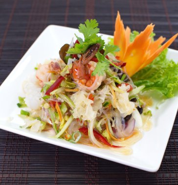 Tay Baharatlı deniz mahsulleri salatası