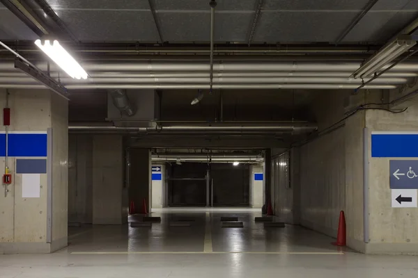 Паркінг гараж підземний інтер'єр — стокове фото