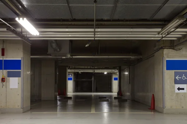 Estacionamento garagem interior subterrâneo — Fotografia de Stock