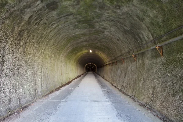 Gammel tunnel i et fangehul - Stock-foto