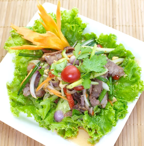 Pittige salade met varkensvlees — Stockfoto