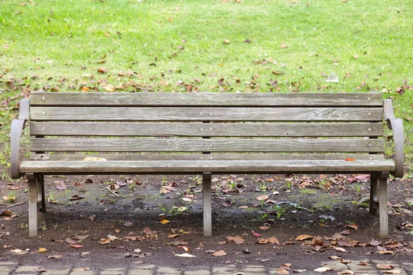 Sedia in parco con erba verde — Foto Stock
