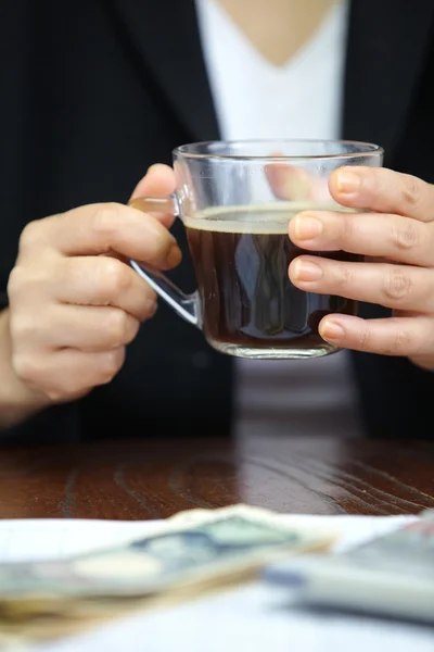 女性控股杯热咖啡 — 图库照片