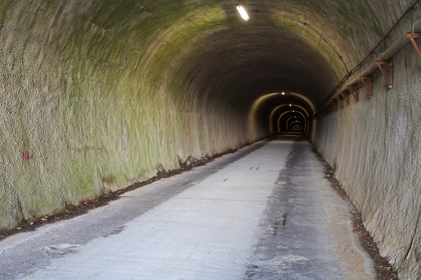 Gamla tunnel i en dungeon — Stockfoto
