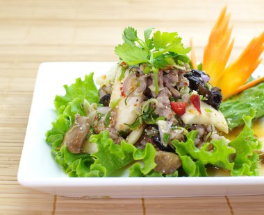 Domuz eti ile baharatlı salata