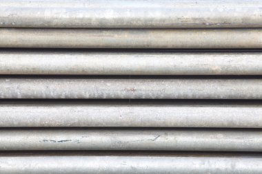 Gümüş renkte oluklu levhalar.