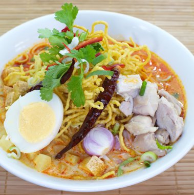 sıcak ve baharatlı körili makarna 