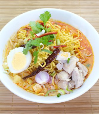 sıcak ve baharatlı körili makarna 