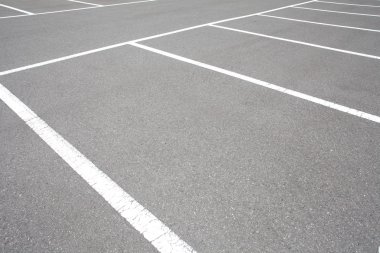 araba park yerinde beyaz işaretleme ile açık