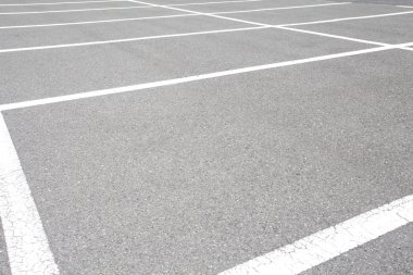 araba park yerinde beyaz işaretleme ile açık