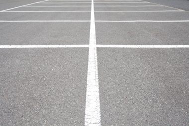 araba park yerinde beyaz işaretleme ile açık