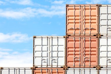 gestapelde cargo containers