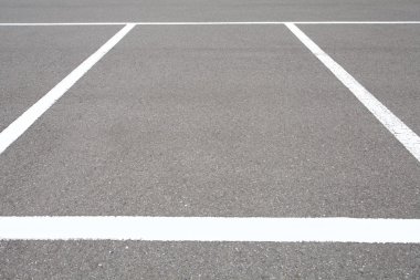 Kamu parkında park alanı.