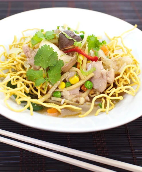Pikantne curry asian noodles z — Zdjęcie stockowe