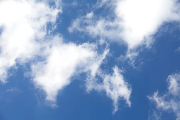 Nuvens no céu azul — Fotografia de Stock