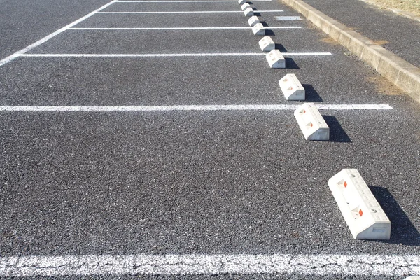 Tempat parkir mobil di luar dengan tanda putih. — Stok Foto