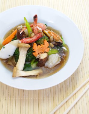 Kızarmış noodle deniz ürünleri ile pan