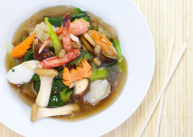 Kızarmış noodle deniz ürünleri ile pan