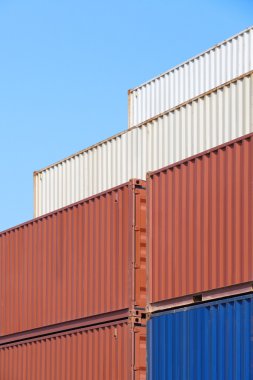gestapelde cargo containers