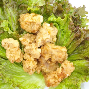Kızarmış tavuk ve salata  