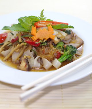 Baharatlı kızarmış noodle pork ile 