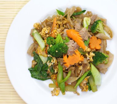 Baharatlı kızarmış noodle pork ile