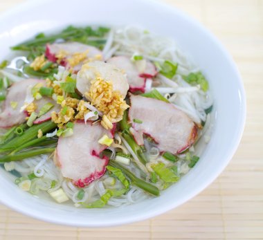 Baharatlı kızarmış noodle pork ile