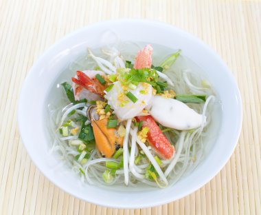 Tay Baharatlı deniz mahsulleri salatası