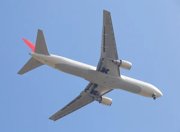 Passagierflugzeug am blauen Himmel — Stockfoto