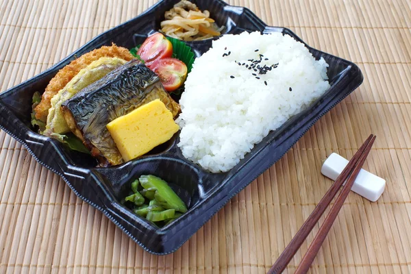 Japansk måltid i en kasse (Bento ) - Stock-foto