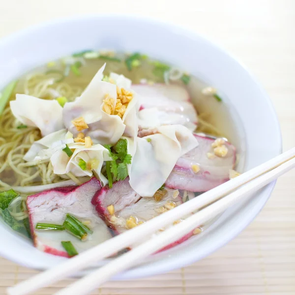 Sopa de fideos con cerdo —  Fotos de Stock