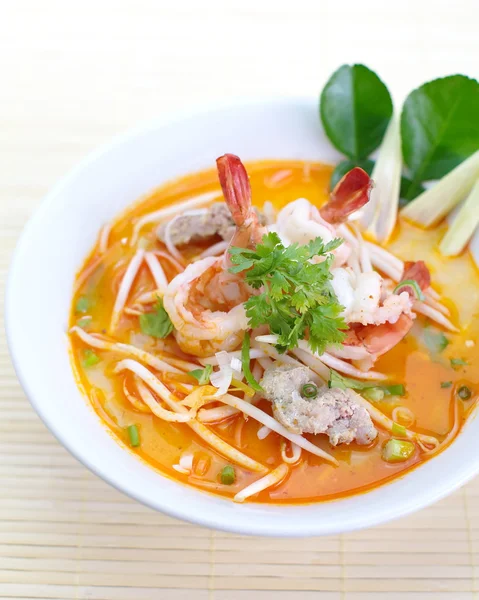 Sopa de Tom Yam Koong con fideos —  Fotos de Stock