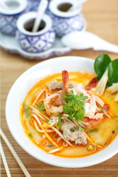 Tom yam koong zupy z makaronem — Zdjęcie stockowe