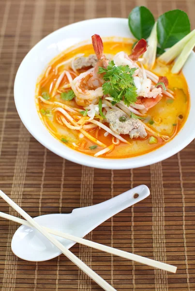 Sopa Tom Yam Koong com macarrão — Fotografia de Stock