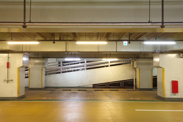 Parkovací garáž podzemní interiér — Stock fotografie