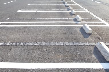 Kamu parkında park alanı.