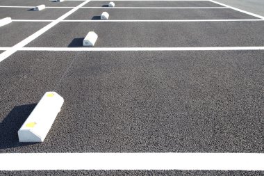 Kamu parkında park alanı.