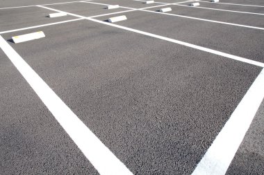 Kamu parkında park alanı.
