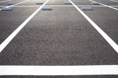 Kamu parkında park alanı.